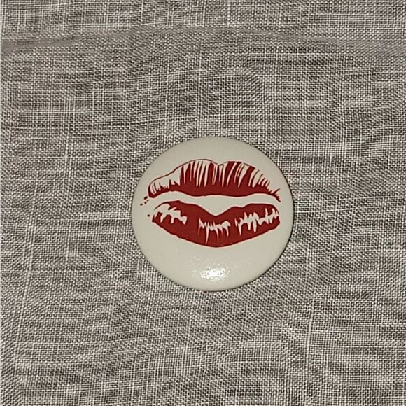 1 inch Original 80s Lipstick Lips Kiss Round Button Badge Pinback Pin - Picture 6 of 8